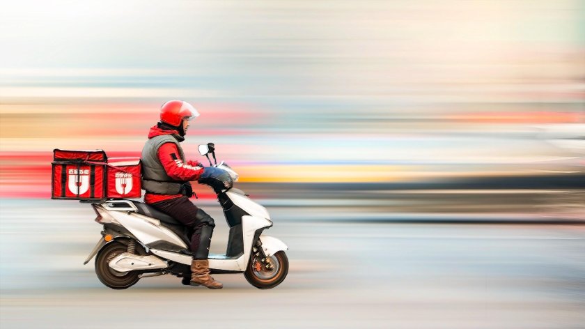 Доставщик на мопеде