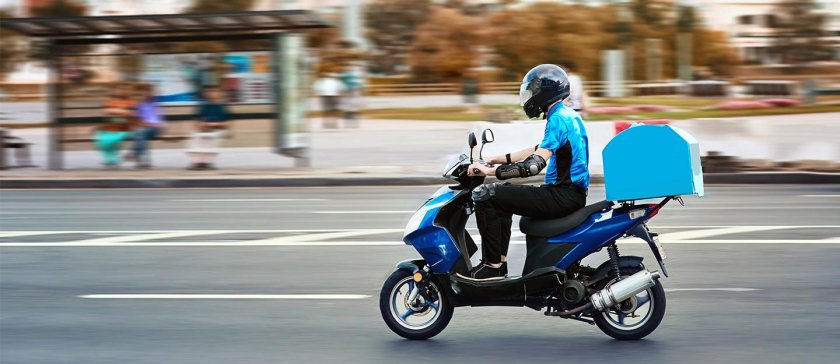Курьер на скутере