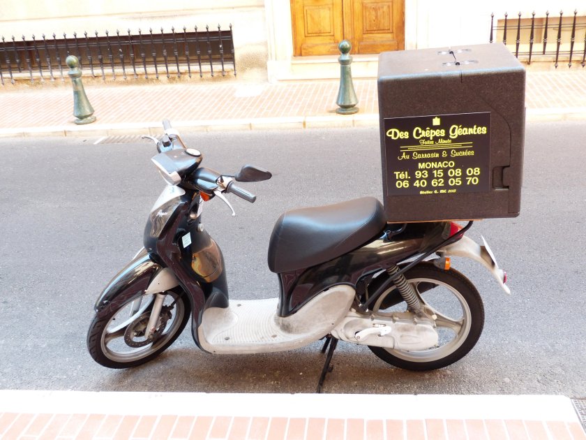 Доставщик пиццы на мопеде