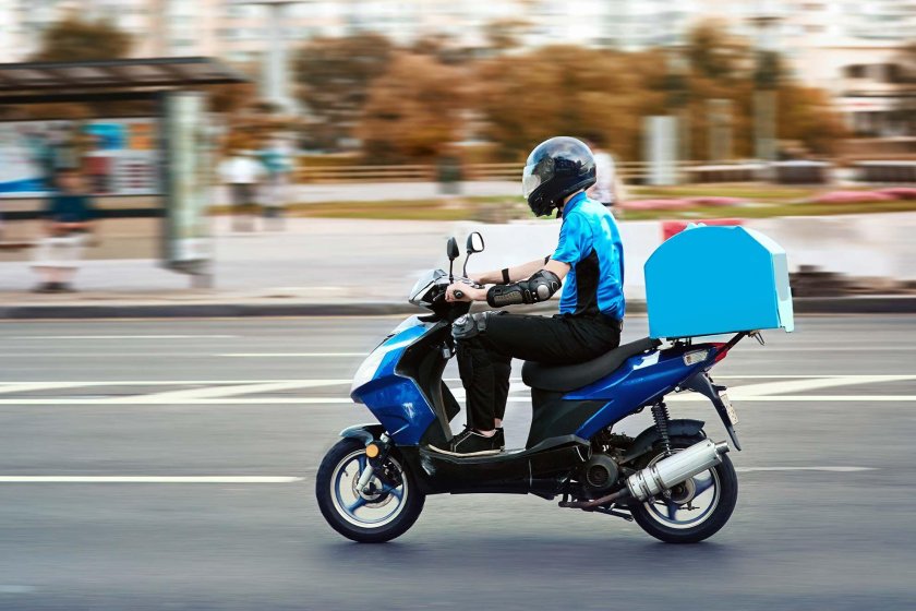 Мопед на дороге