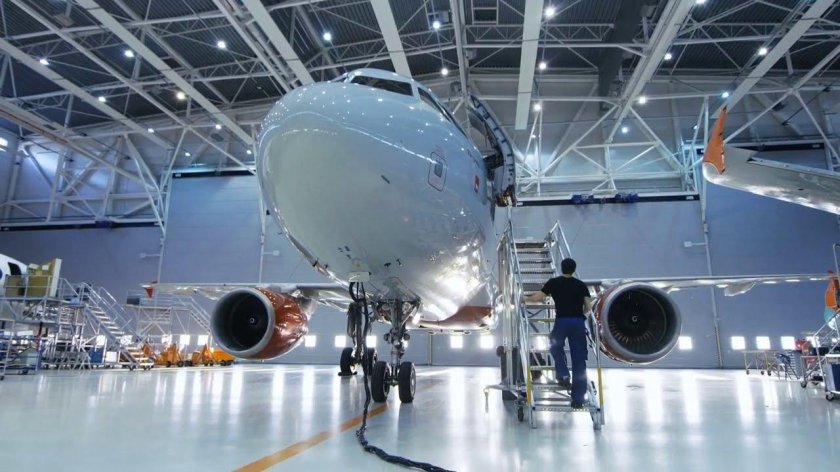 Самолет в ангаре