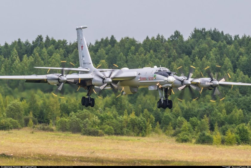 Самолет ту-142