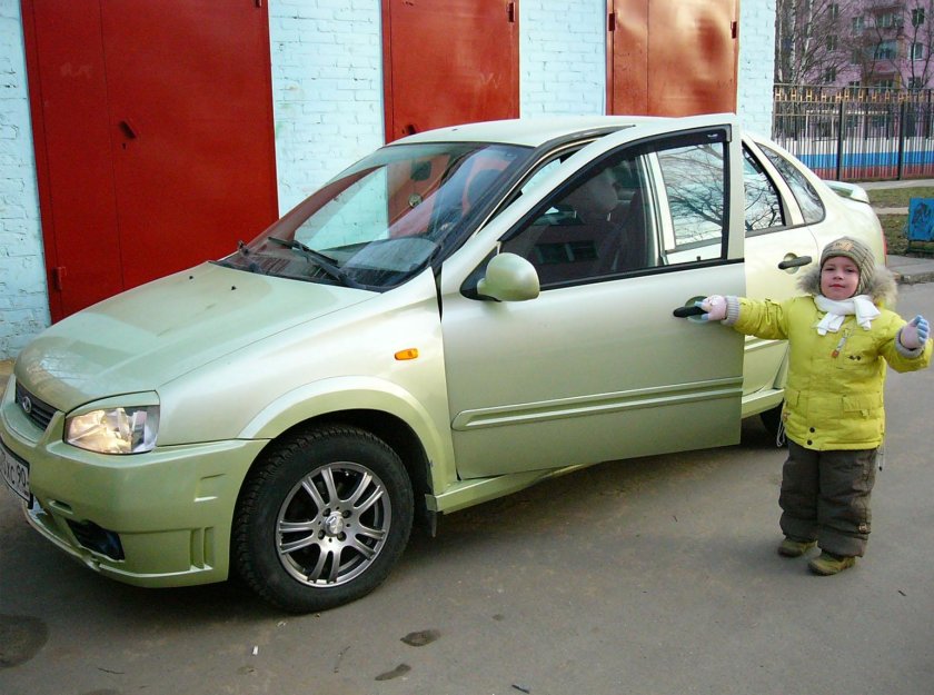 Машина фисташкового цвета