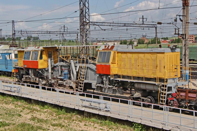 Выправочно-подбивочно-отделочная машина ВПО-3000