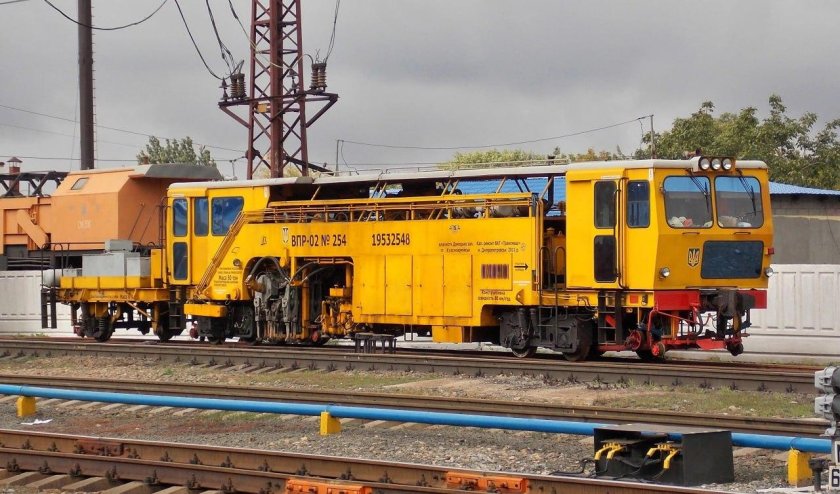 Выправочно-подбивочно-рихтовочная машина ВПР-02м