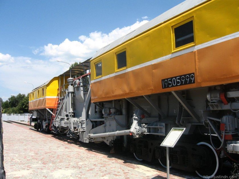 Выправочно-подбивочно-отделочная машина ВПО-3000