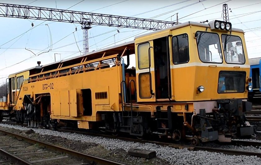 Выправочно-подбивочно-рихтовочная машина ВПР-02м