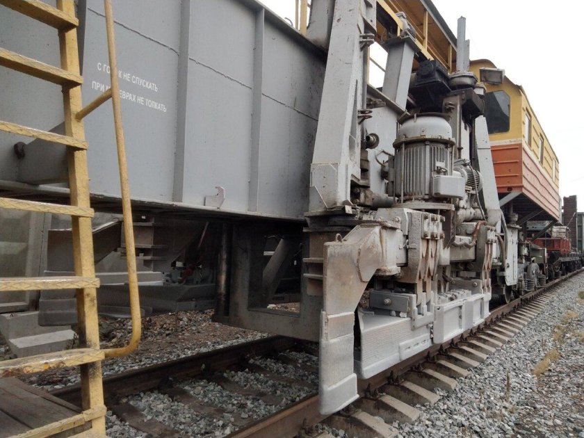 Выправочно-подбивочно-отделочная машина ВПО-3000