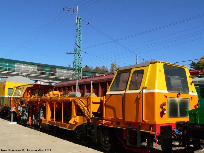 Выправочно-подбивочно-рихтовочная машина