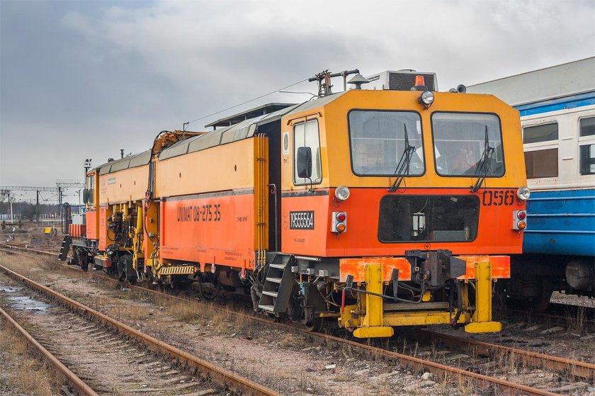 Выправочно-подбивочно-рихтовочная машина unimat