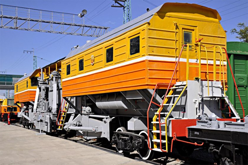 Выправочно-подбивочно-отделочная машина ВПО-3000