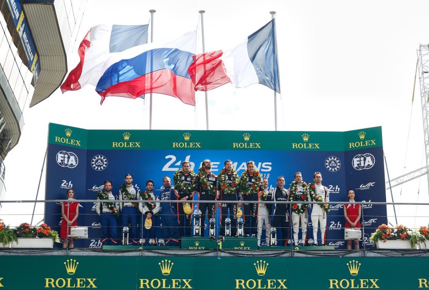 Флаги над пьедесталом