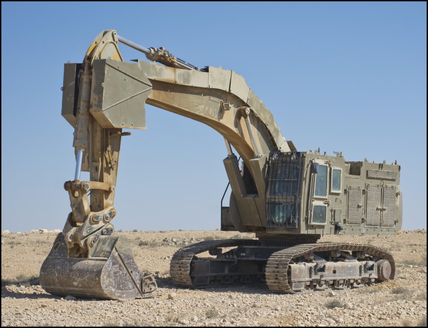 Армейский экскаватор