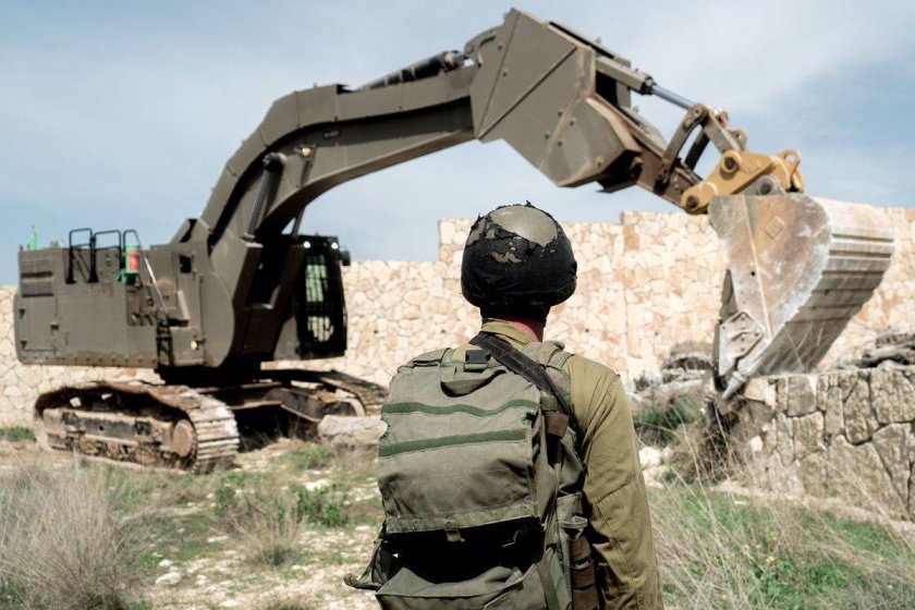 Военный экскаватор