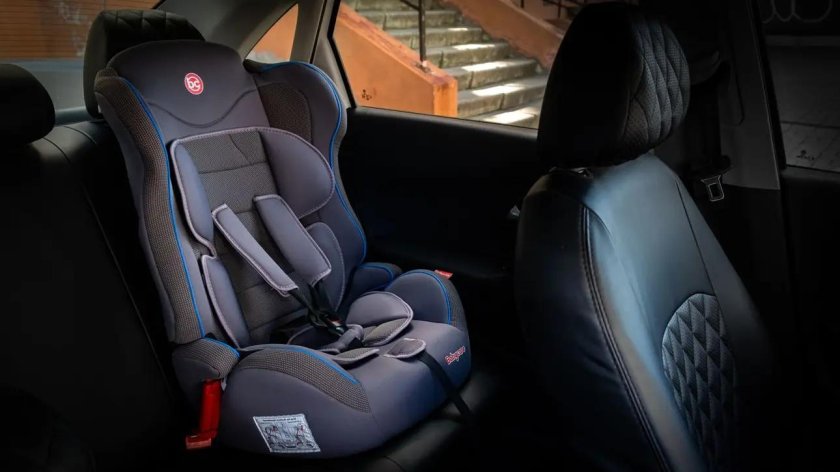 Детское кресло в машине