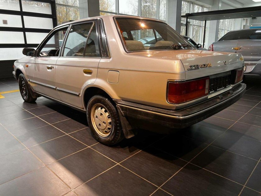 Mazda 323 1987 седан