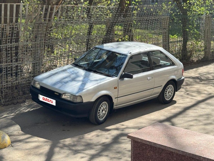 Mazda 323 1990 хэтчбек