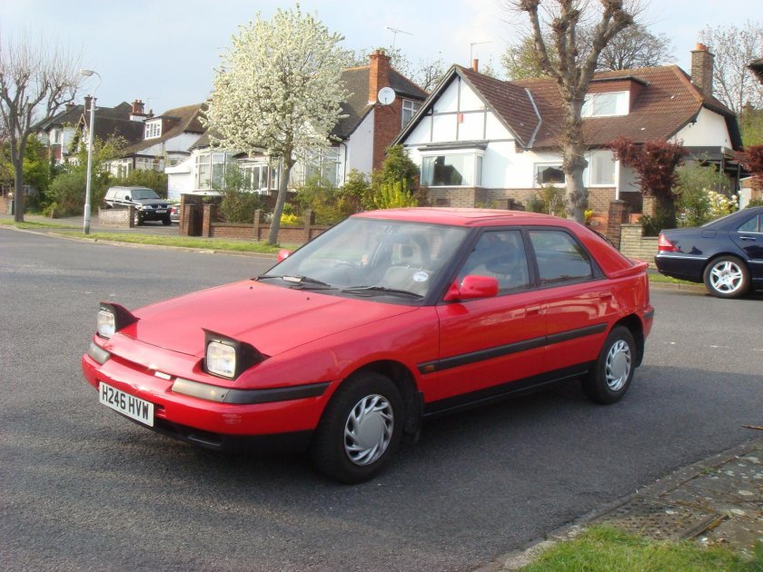 Mazda 323 1990 хэтчбек