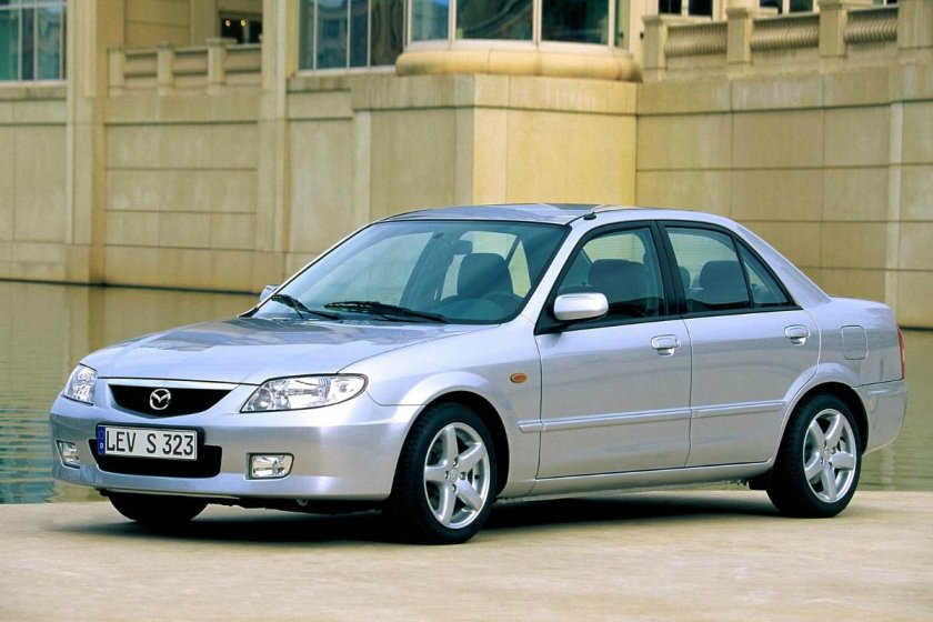 Мазда 323 2000 седан