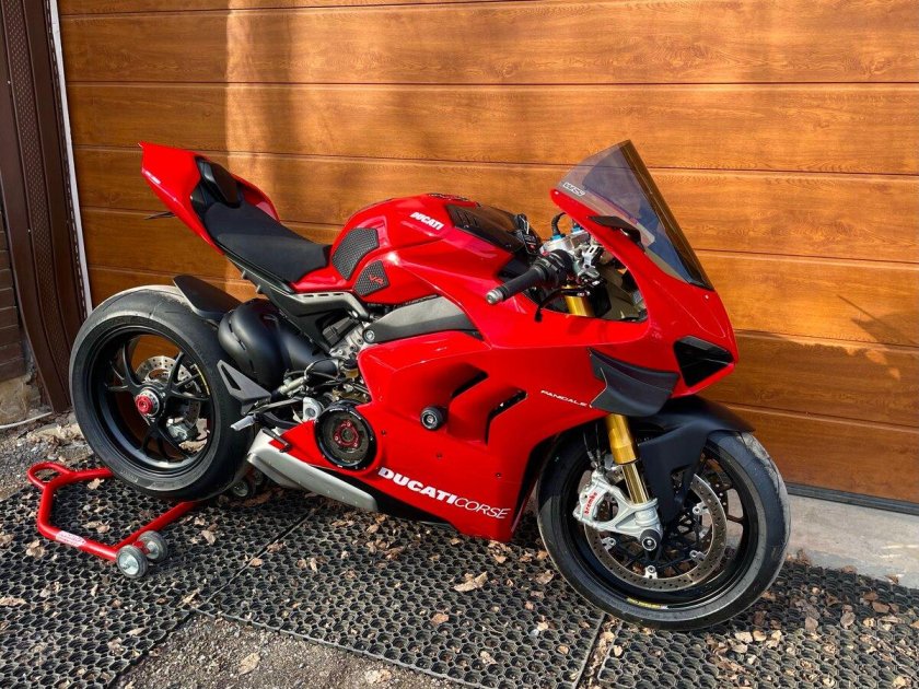 Гоночный мотоцикл дукати