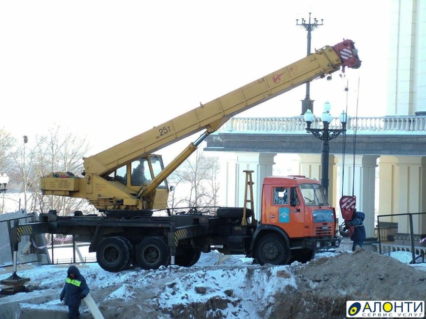 Автокран на стройке