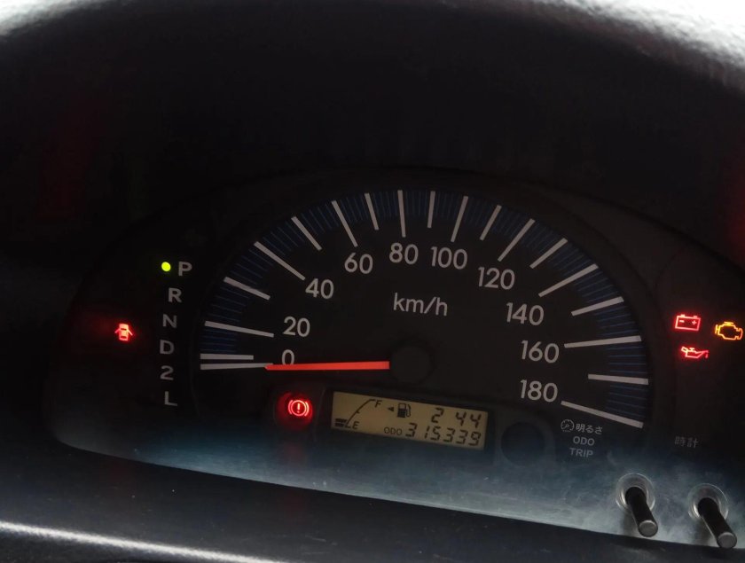 Приборная панель на Тойота succeed 2001