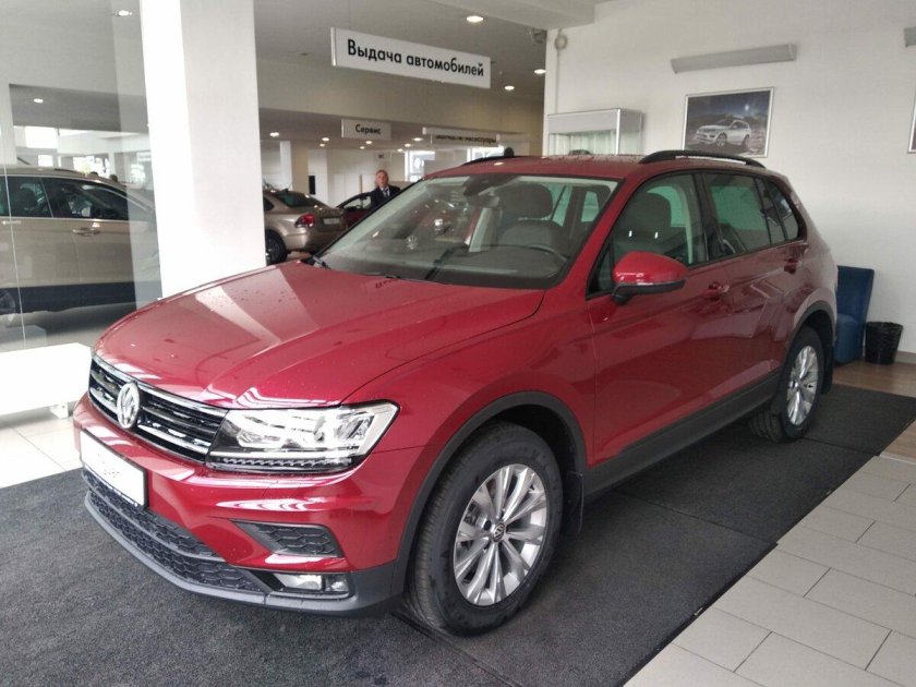Фольксваген Тигуан красный