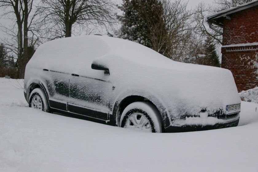 Заснеженный автомобиль