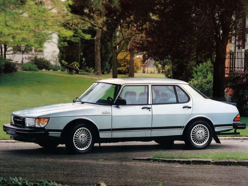 Saab 900 седан