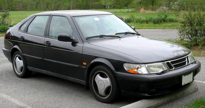 Saab 900 седан