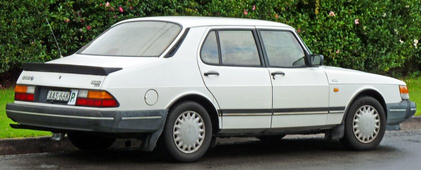 Saab 900 седан