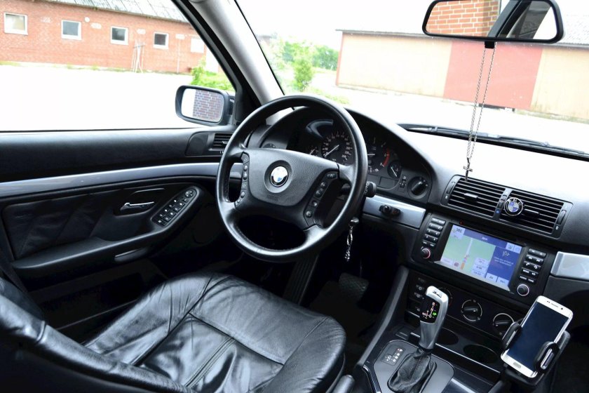 БМВ 5 2003 салон