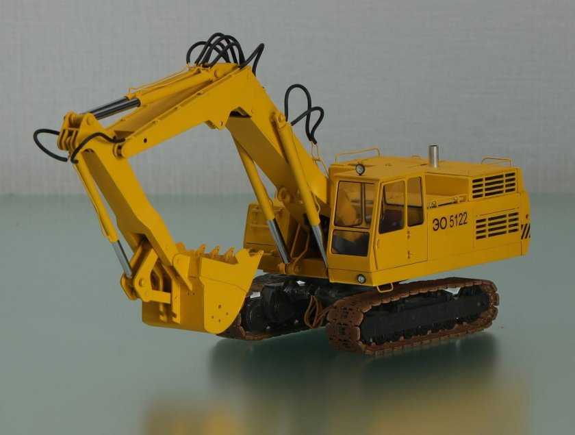 ЭО-5122 экскаватор