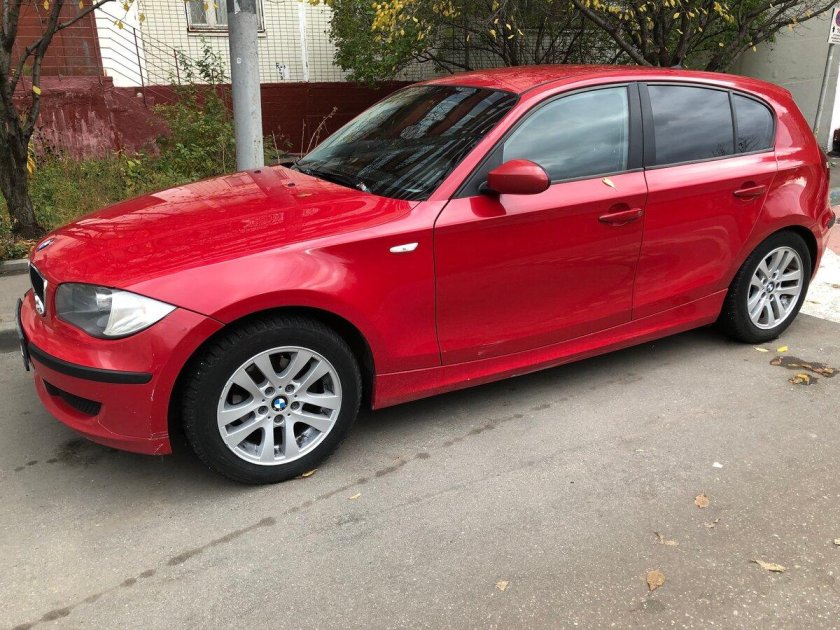 Красная BMW e81
