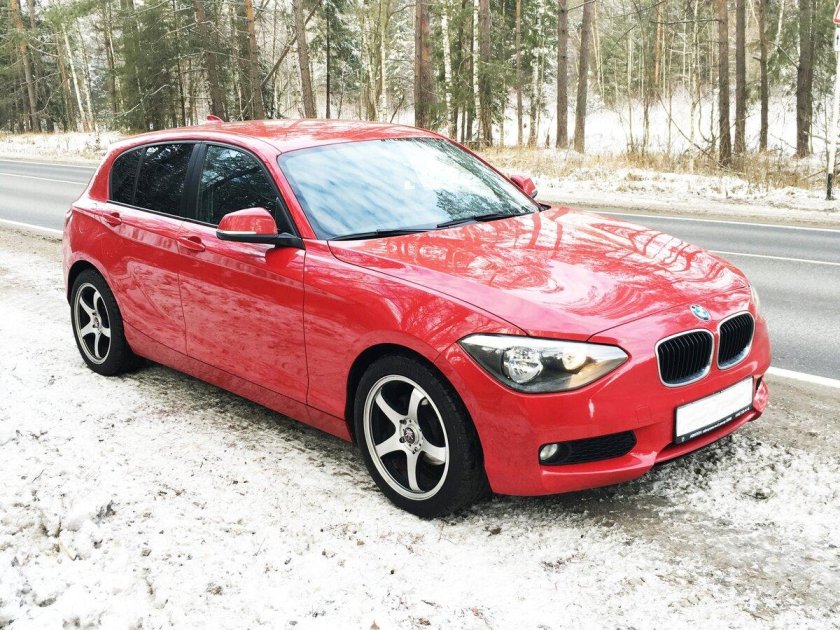 BMW 118i красная