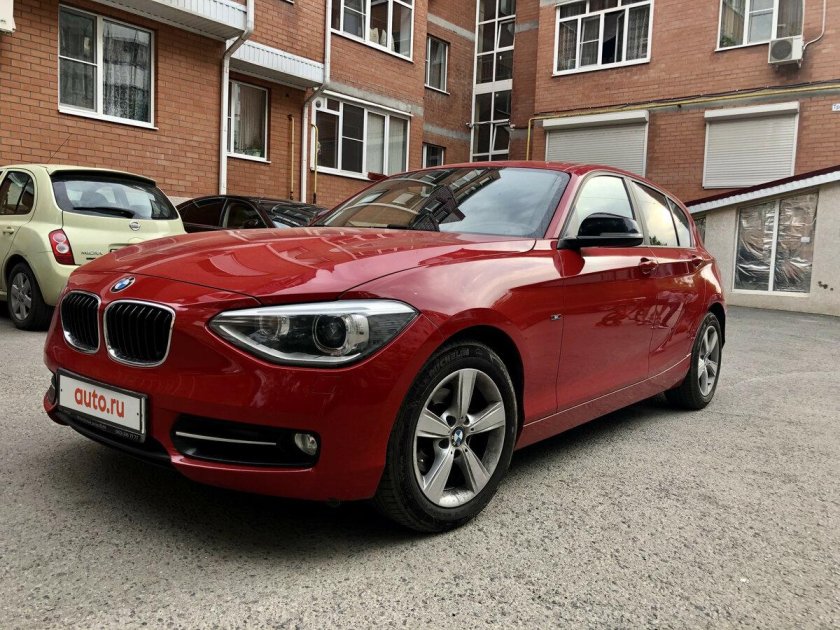 BMW 1 красная
