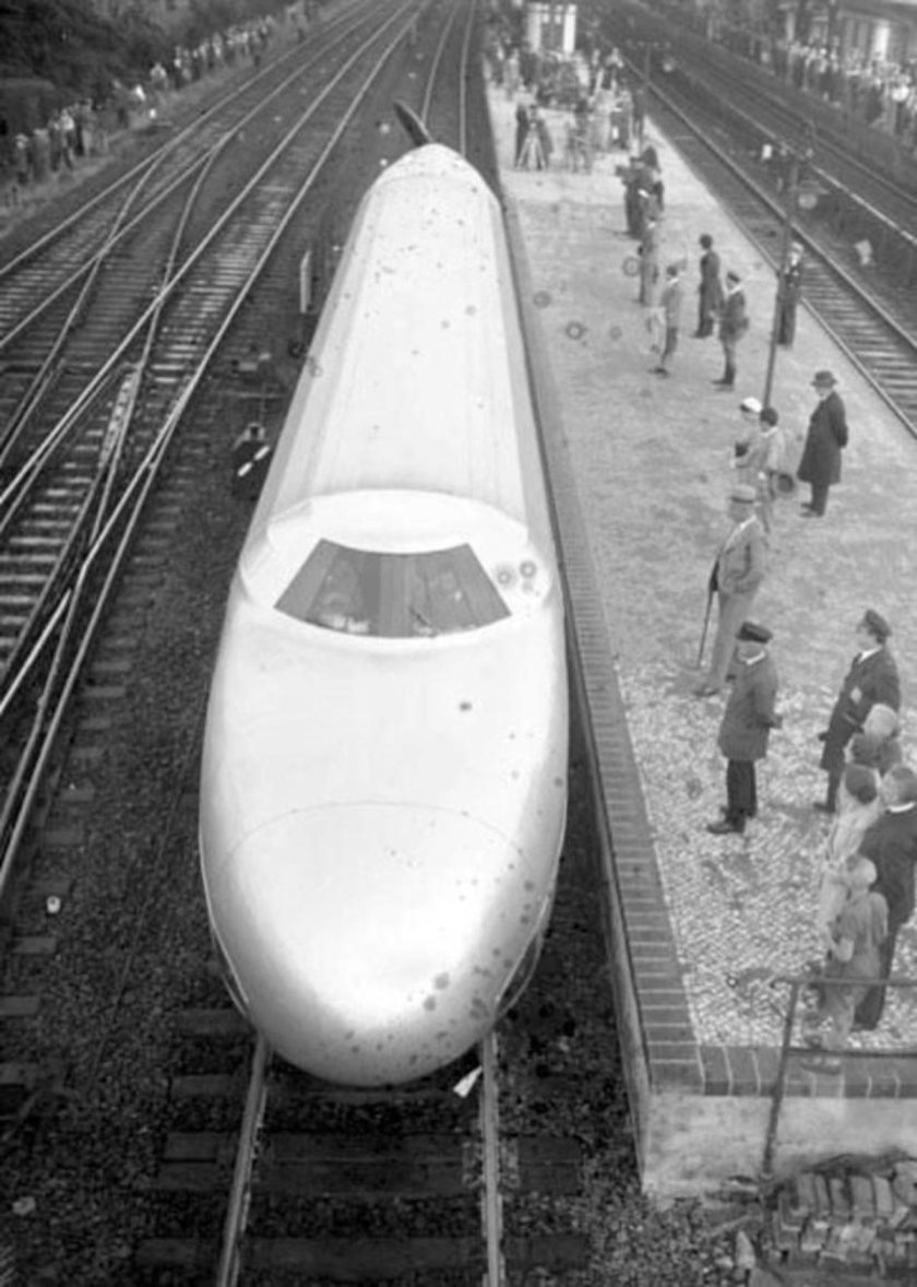 Рельсовый Цеппелин поезд