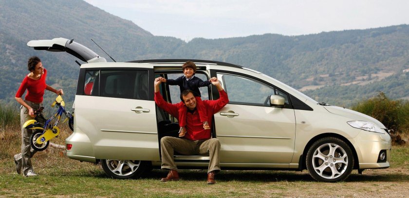 Семья с автомобилем