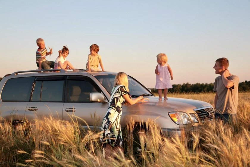 Семья на машине