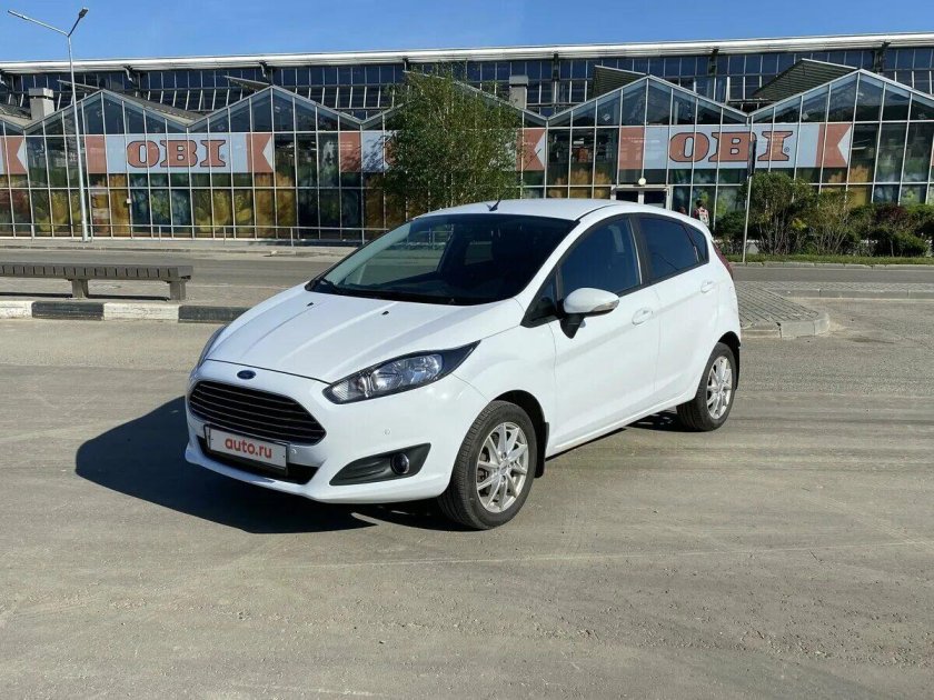 Форд Фиеста белая