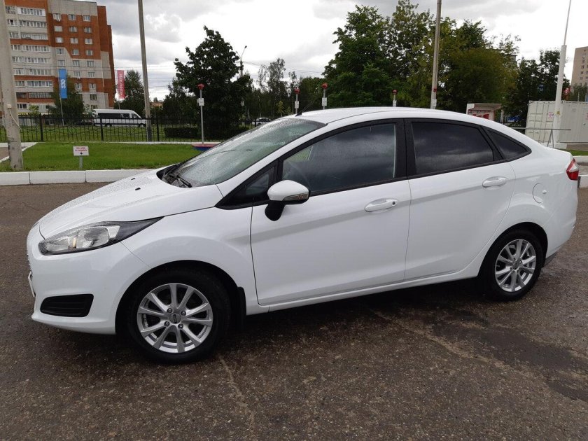 Форд Фиеста седан белый