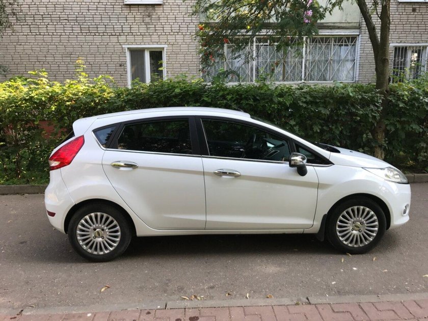 Ford Fiesta 2015 белый