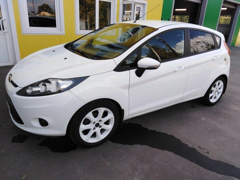 Форд Фиеста 2010 белая