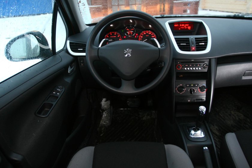 Пежо 207 салон