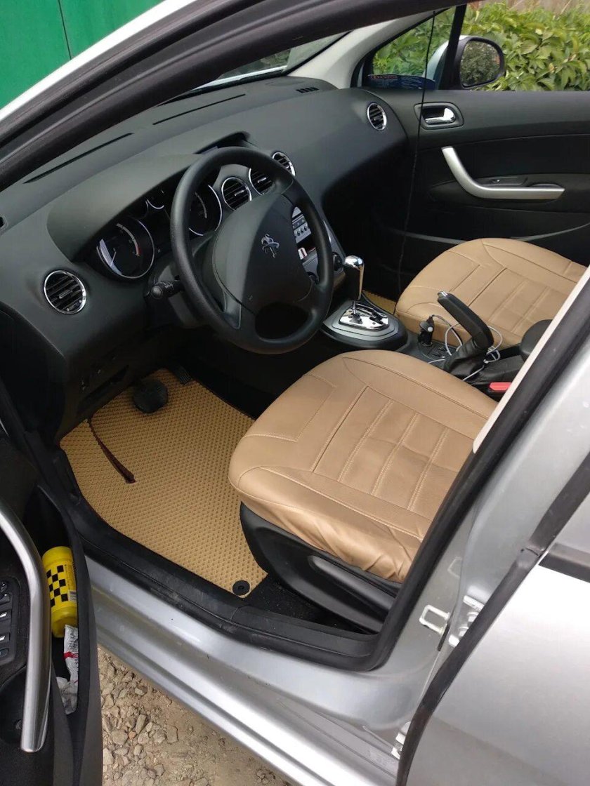 Пежо 408 салон