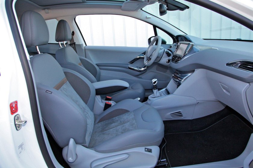 Пежо 208 салон