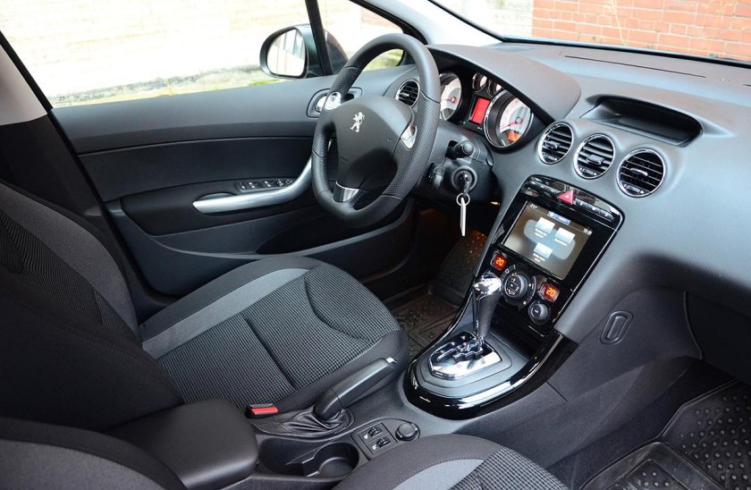 Пежо 408 салон