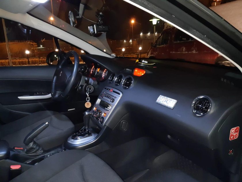 Пежо 408 салон