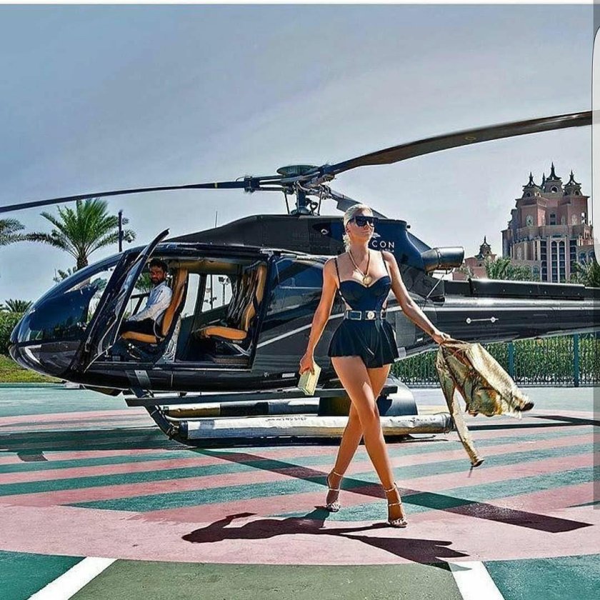 Красивые девушки и вертолеты