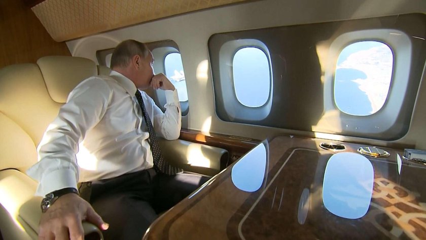 Владимир Путин в самолете